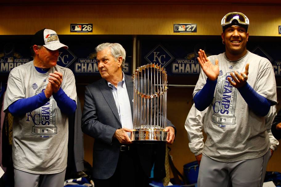 David Glass, proprietario dei Kansas City Royals mostra il trofeo tra il manager Ned York a sinistra e Salvador Perez (Afp)